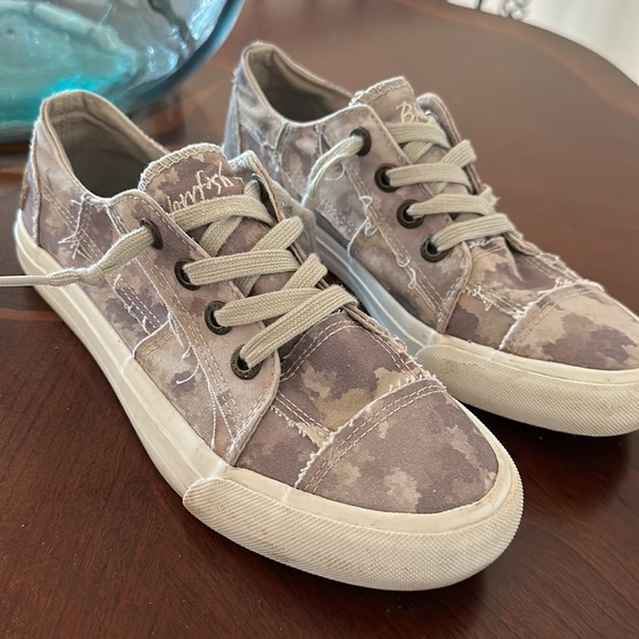 Blowfish camo pattern size 7.5 slip on canvas shoes - Picture 2 of 7